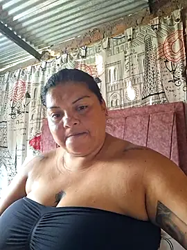 Juli_Powl élő XXX-chatje