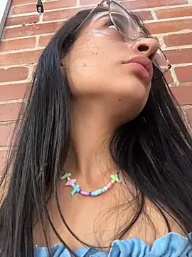 leilani_X Adlı Modelin Canlı XXX Sohbeti