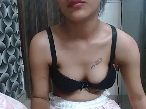 Nora81 লাইভ XXX চ্যাট