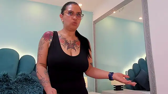 sharlott18's Live XXX Chat