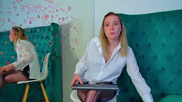 ElaraVoltageのライブXXXチャット