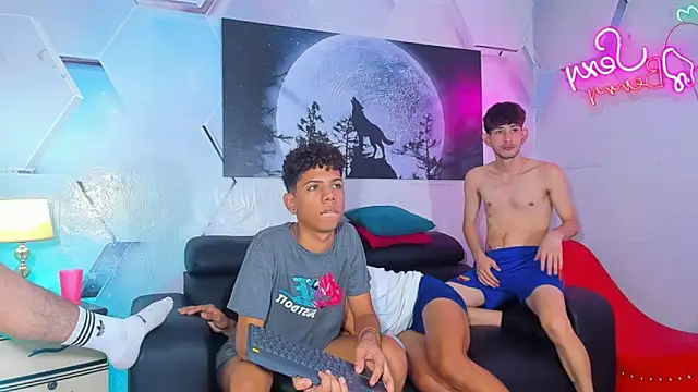 Spicy_guys: διαδικτυακό σόου στην κάμερα