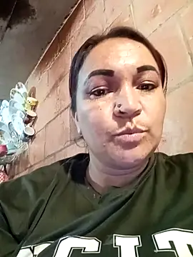 isis_milove: διαδικτυακό σόου στην κάμερα