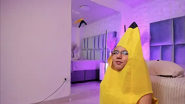 HollyPeach Chat XXX in diretta