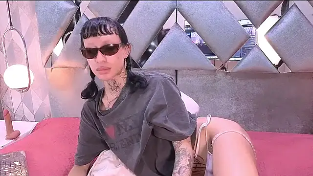 Show modela MadisonWood01 na web-kameri