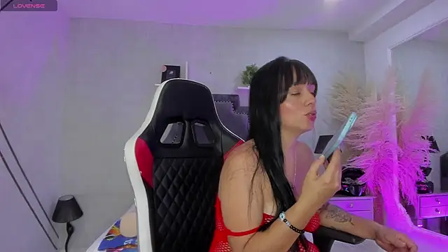 EmiliaRose_'s Live XXX Chat