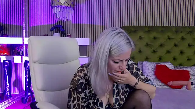 LadyTouch live XXX chat