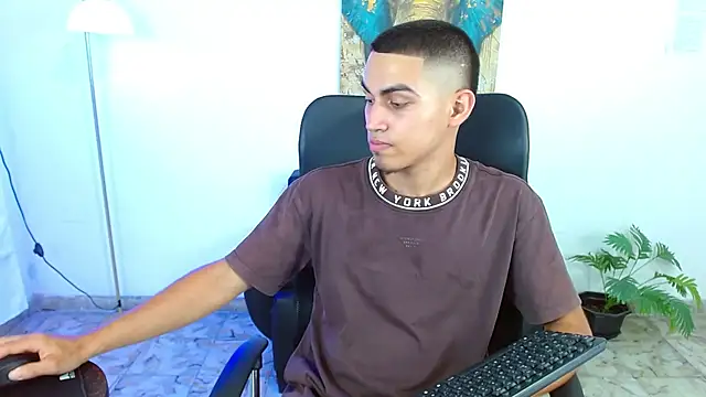 lucass_18: онлайн-секс-чат