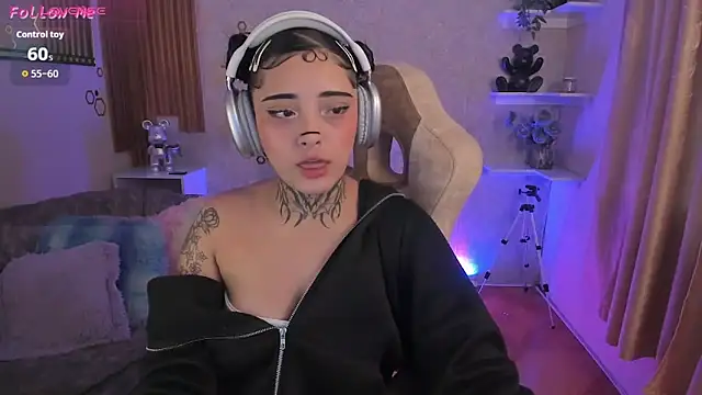 mia_catt05 Adlı Modelin Canlı XXX Sohbeti