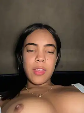 NAUGHTY_LITTLE_18 webkamerás műsora