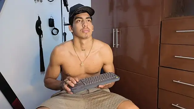 Milo_LatinBoy élő XXX-chatje