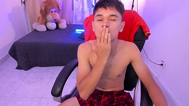 Aron_Boyy Webcamshow