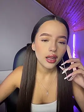 Sofia18_pinkk 即時 XXX 聊天