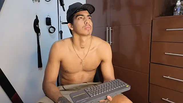 Milo_LatinBoy Show in webcam
