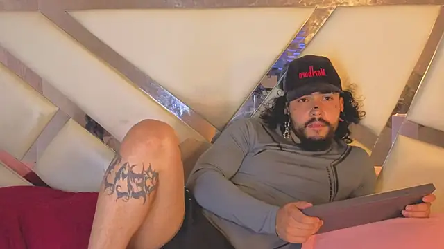 Benny_and_Mark's Live XXX Chat