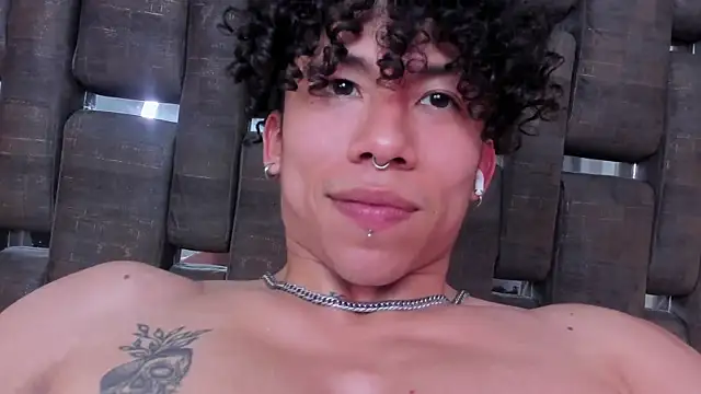 AkazaBoy_ Chat XXX in diretta