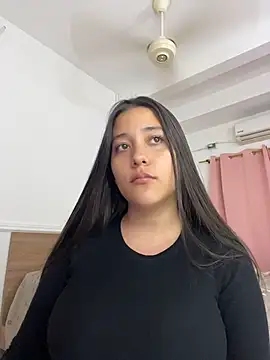 Nhefertary: διαδικτυακό σόου στην κάμερα