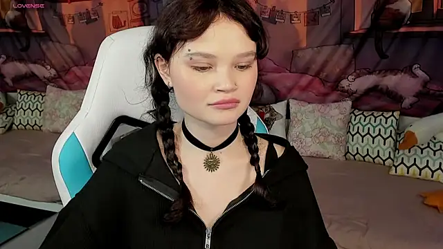 EmilyChavesのライブXXXチャット