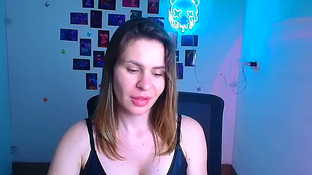 Chat XXX en directo de Kira_raaaa