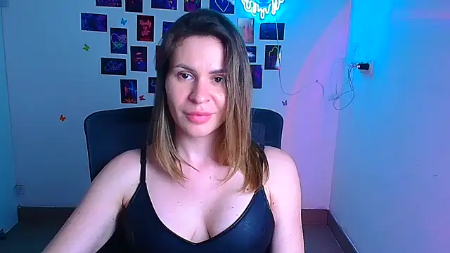 Chat XXX en directo de Kira_raaaa