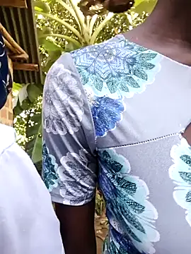 holygrail001: διαδικτυακό σόου στην κάμερα