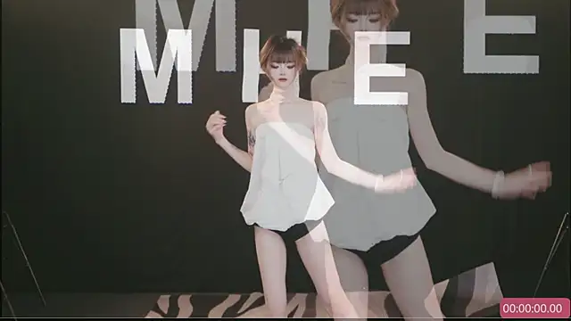 Pertunjukan Kamera Web MHe-002