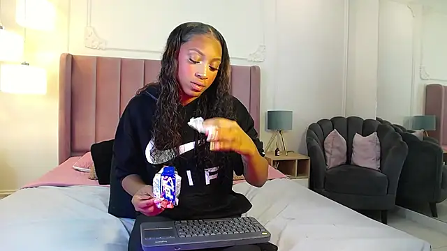 LiaTrainor Chat XXX in diretta