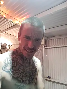 DaddyDifferent Show in webcam