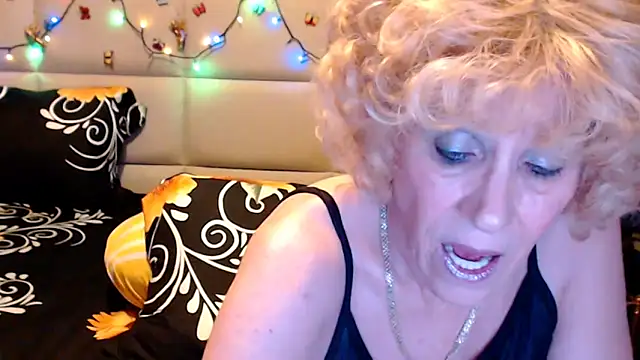 HappyWomanOn's Live XXX Chat