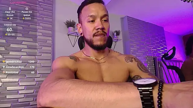 Pokazy przed kamerką – ARON_TAYLER01