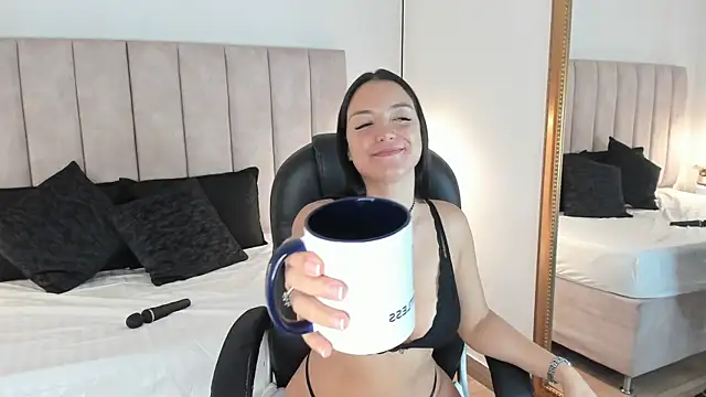 Megan-8: онлайн-секс-чат