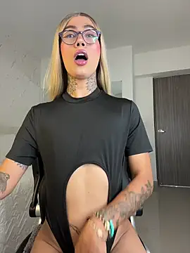 miss_tatiana_: διαδικτυακό σόου στην κάμερα