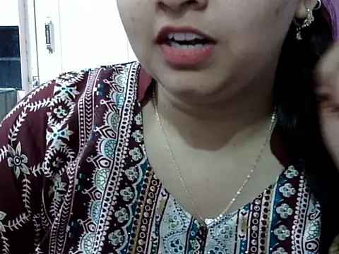 Cute_Aliyaa Adlı Modelin Canlı XXX Sohbeti