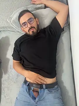 Show modela big_bearman na web-kameri