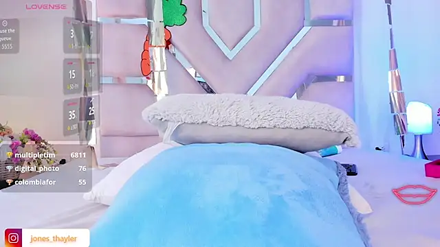 Thayler_jones Show in webcam