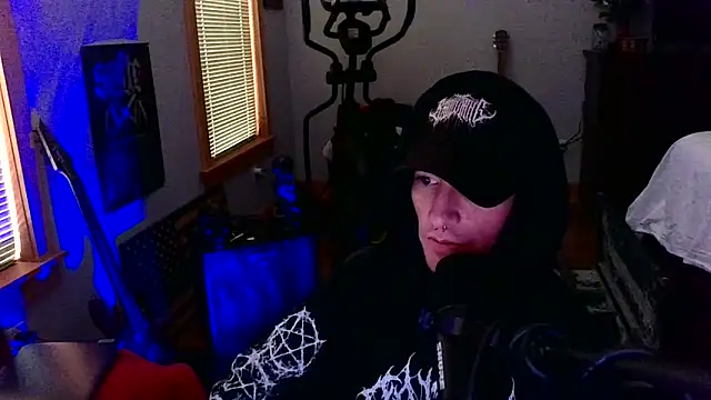 LEVIATHANX666: διαδικτυακό σόου στην κάμερα