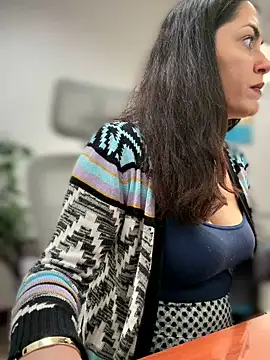 YourQueen18 Adlı Modelin Canlı XXX Sohbeti