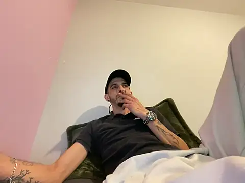 Rebeu313: διαδικτυακό σόου στην κάμερα