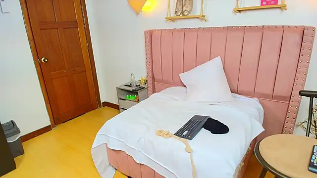 Dulce_Ferrer18: онлайн-секс-чат