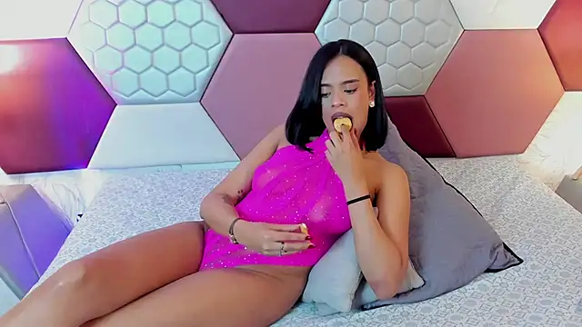 LiaHilton2: онлайн-секс-чат