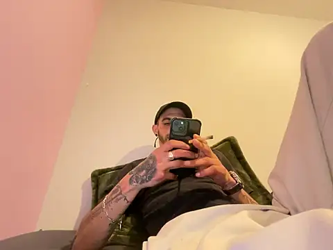 Rebeu313: διαδικτυακό σόου στην κάμερα