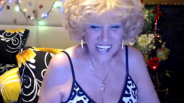 HappyWomanOn live XXX chat