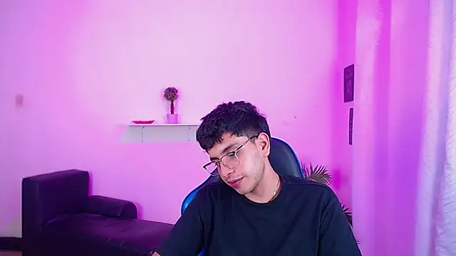 maax_18: διαδικτυακό σόου στην κάμερα