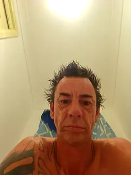 AussieOxlong: διαδικτυακό σόου στην κάμερα