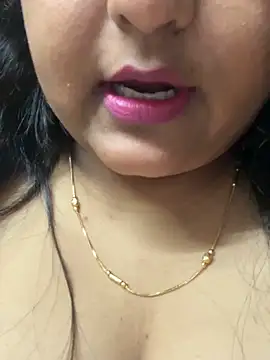 radhikkaa Adlı Modelin Canlı XXX Sohbeti