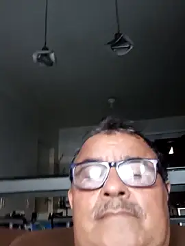 Misterymem63: διαδικτυακό σόου στην κάμερα