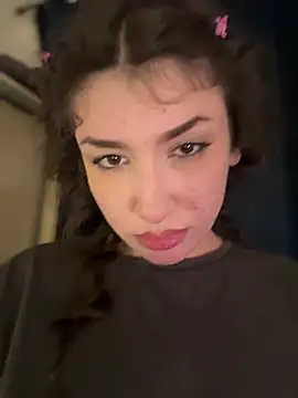 ScarletBloom_ Adlı Modelin Canlı XXX Sohbeti