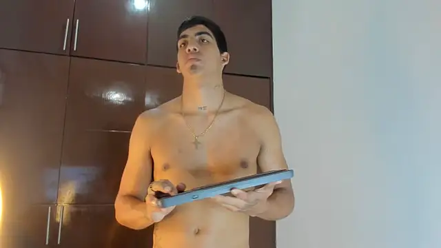 Milo_LatinBoy: διαδικτυακό σόου στην κάμερα