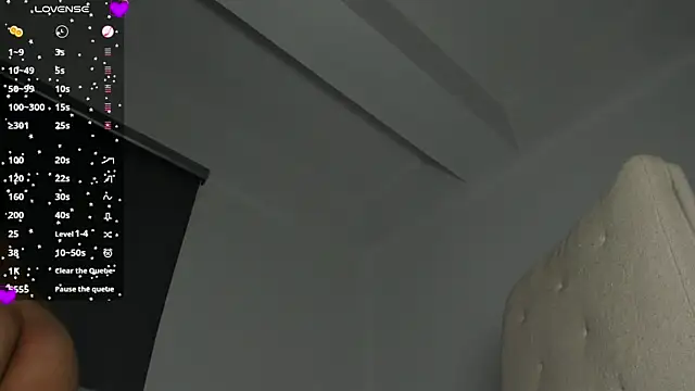 laura-hills18's Live XXX Chat