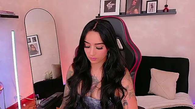 EmmyEvans1's Live XXX Chat